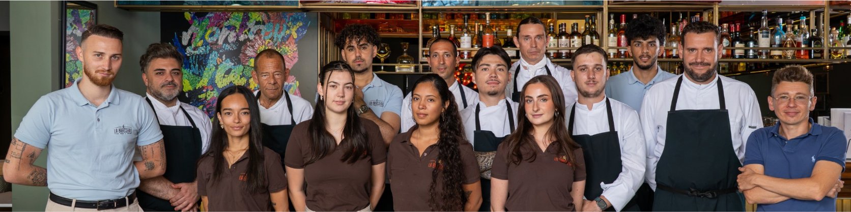 L'équipe de La Brasserie J5 au complet devant le bar